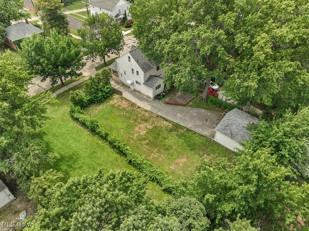 Aerial view of the home with 2 vacant lots attached