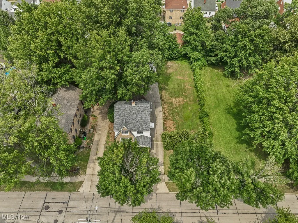 Aerial view of the home with 2 vacant lots attached