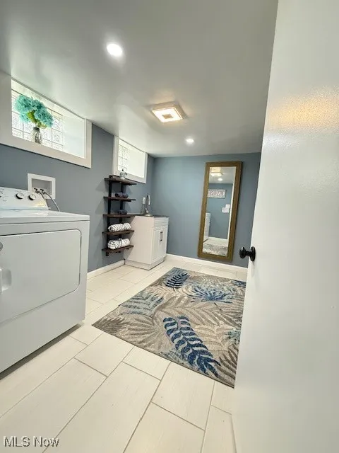 Laundry room with washer / clothes dryer, recessed lighting, and light tile patterned flooring