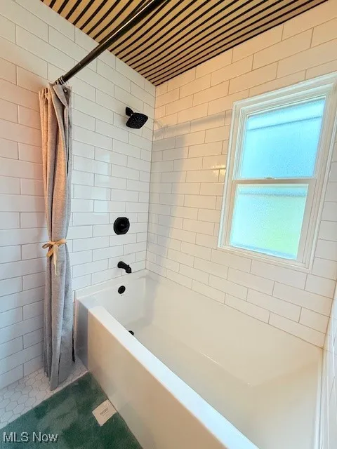 Bathroom featuring tiled shower / bath combo