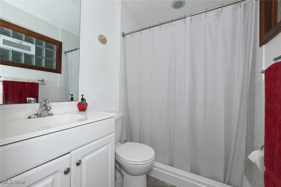 Primary bedroom ensuite full bathroom.