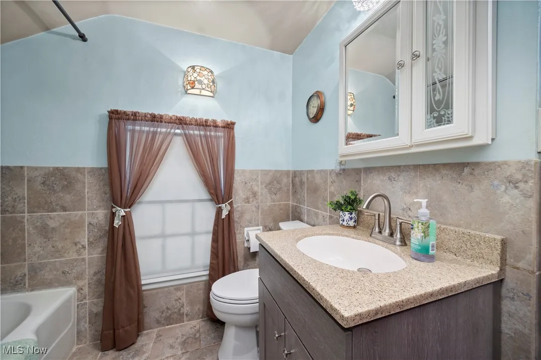 2nd floor shared bathroom