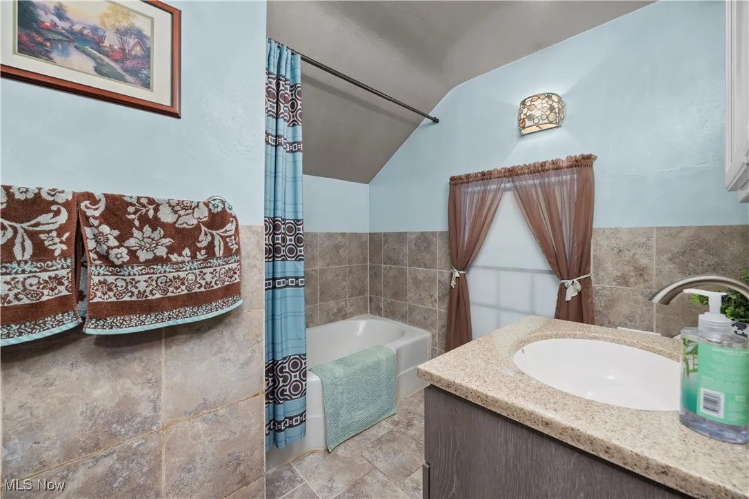 2nd floor shared bathroom