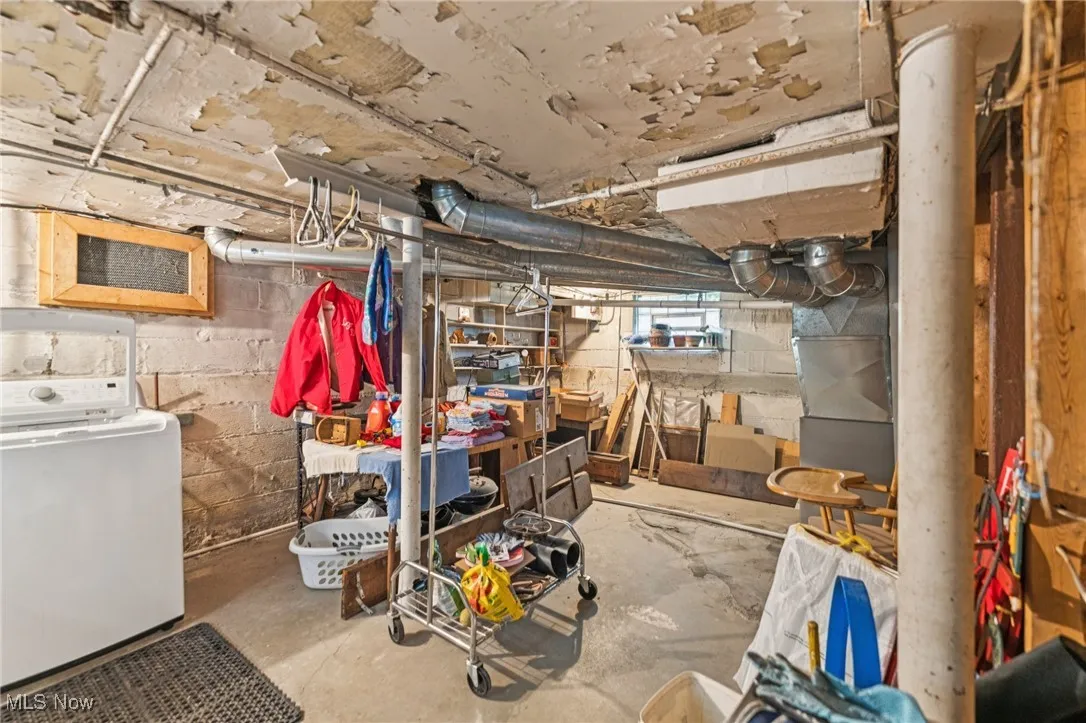 Basement featuring washer / clothes dryer