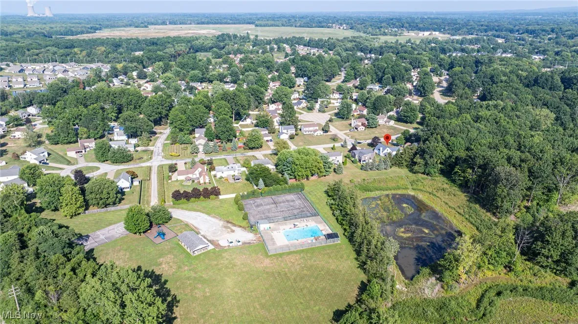 Community features: pool, pickleball, playground
