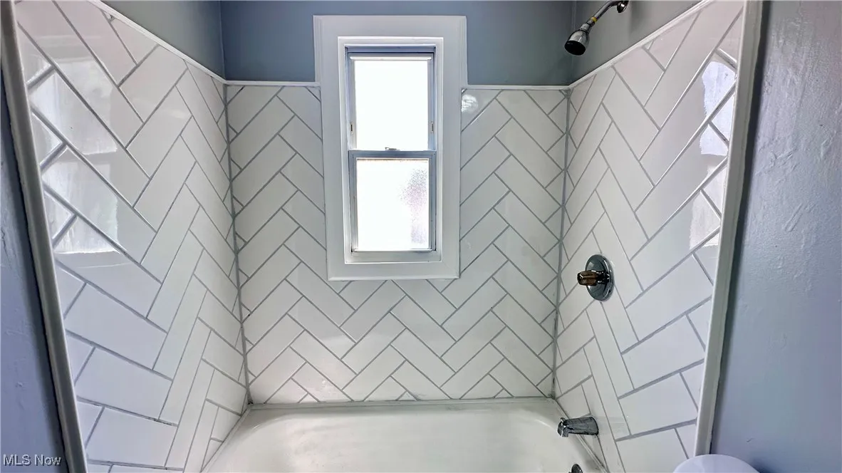 Full bathroom with washtub / shower combination