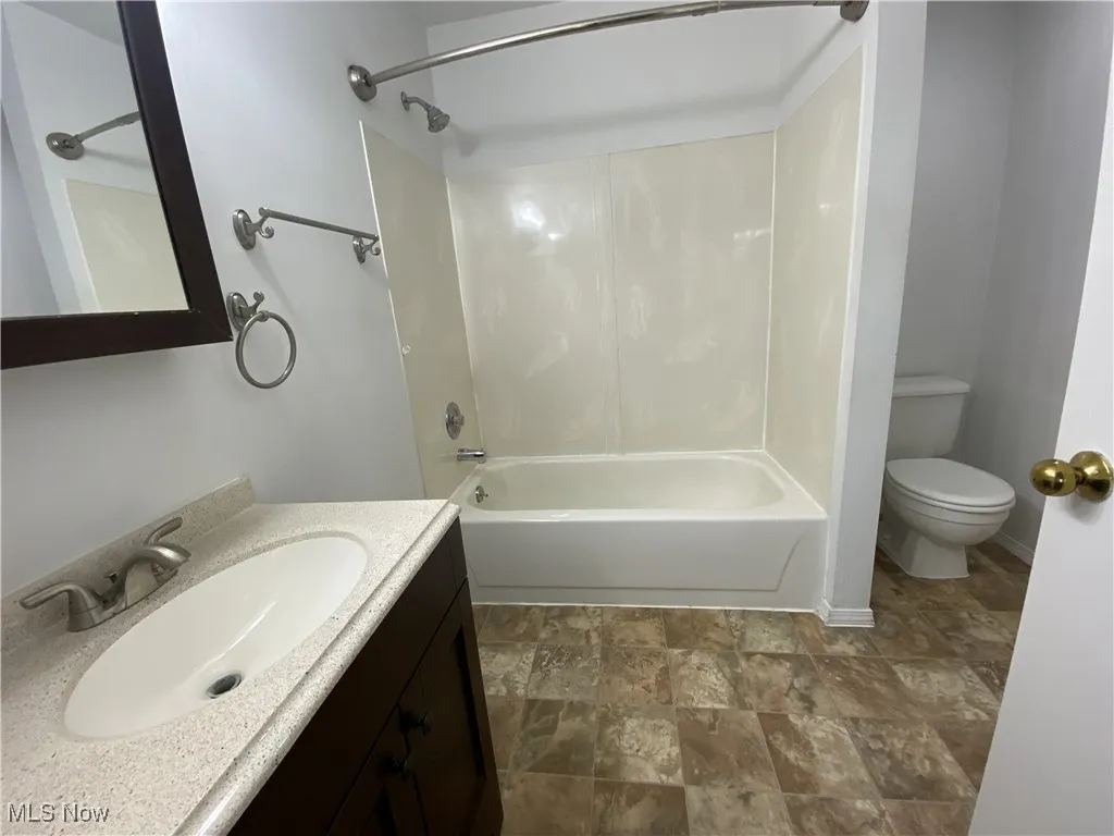 Ensuite bath with tub/shower