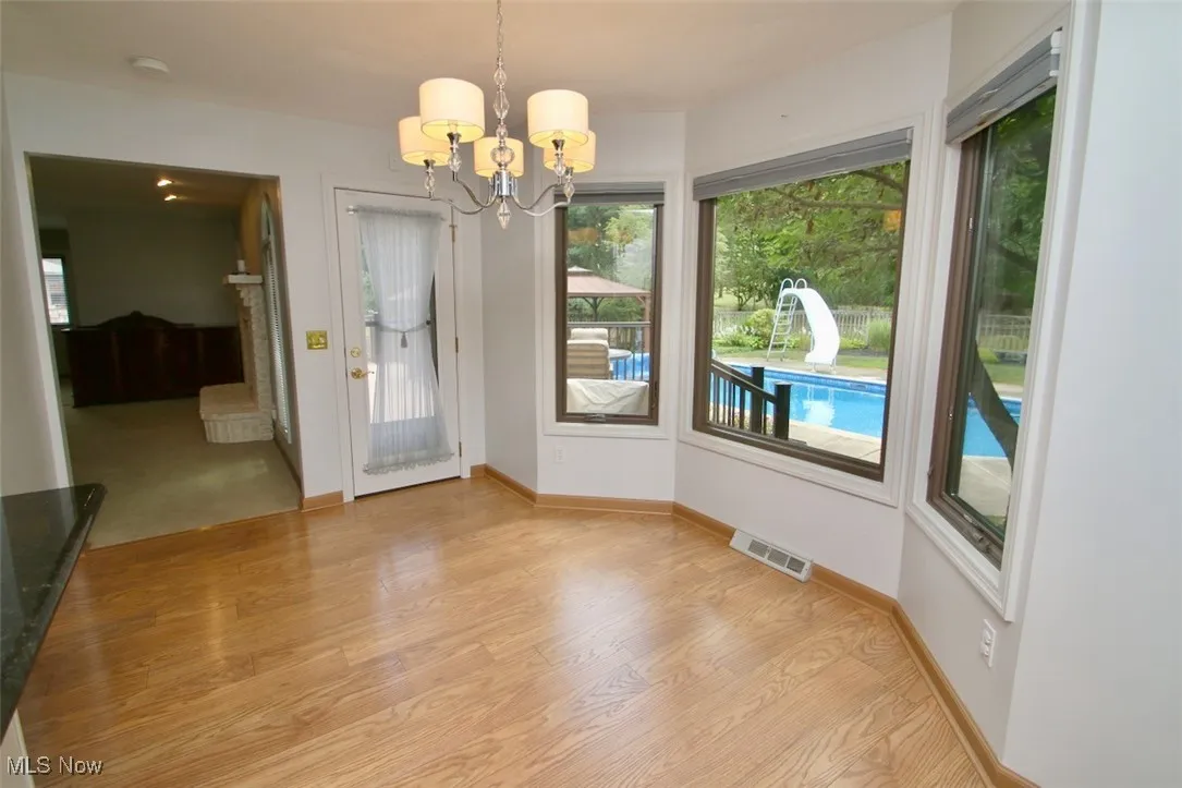Eat In Kitchen area w/deck access