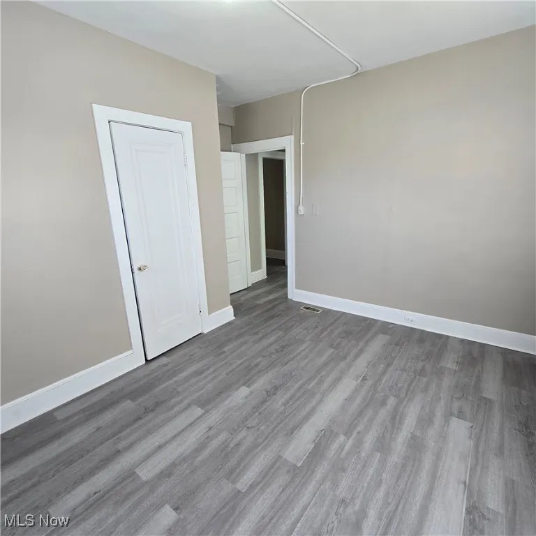  with visible vents, baseboards, and wood finished floors