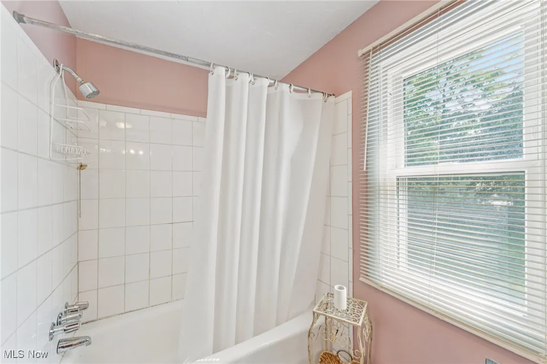 Full bath with shower / bath combo with shower curtain