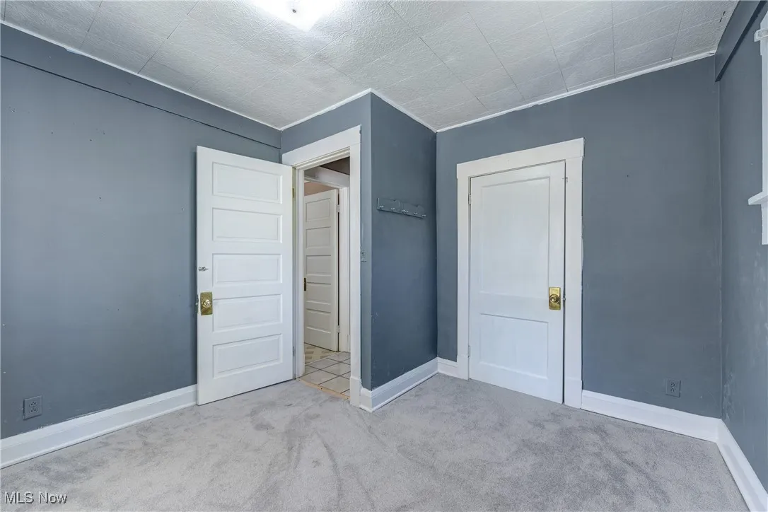 Unfurnished bedroom featuring carpet floors and ornamental molding