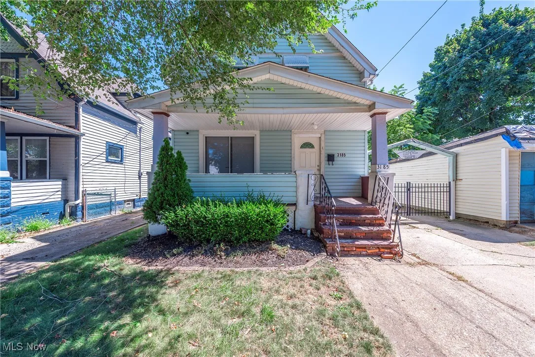 View of front facade with covered porch and a front yard