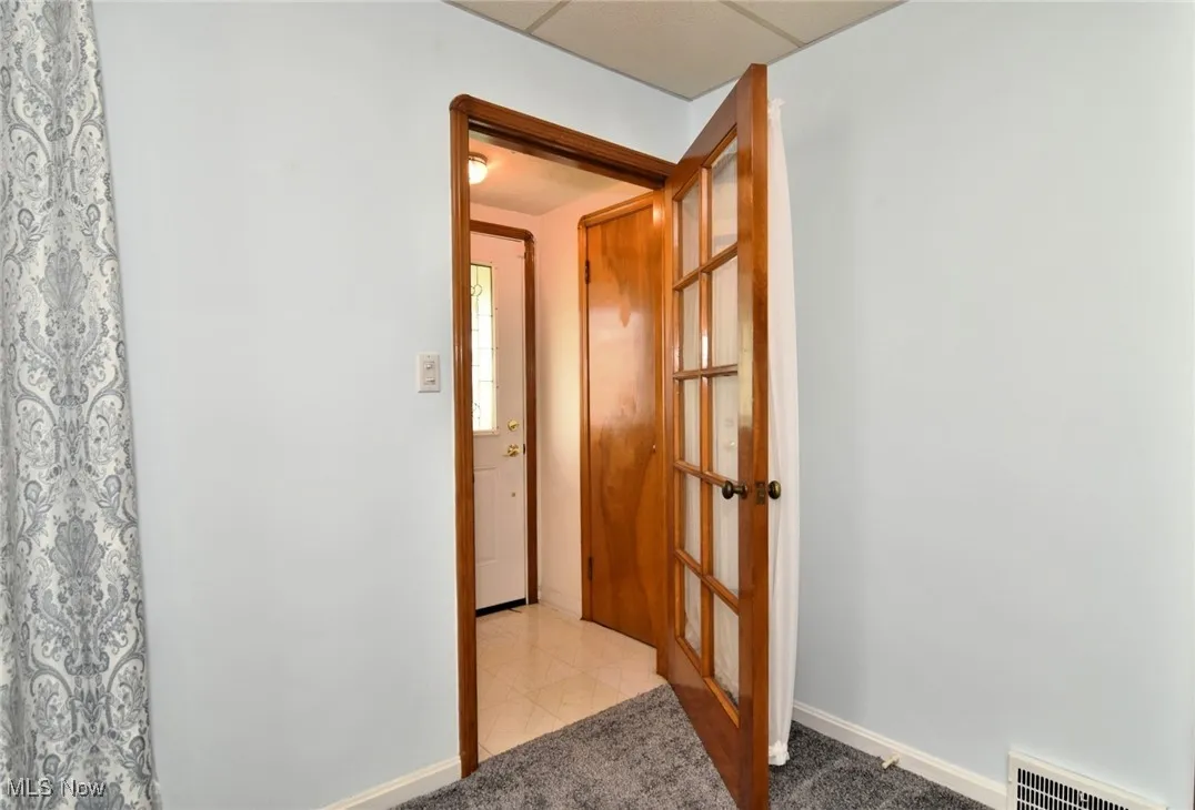 Front foyer that leads you into the spacious living room.