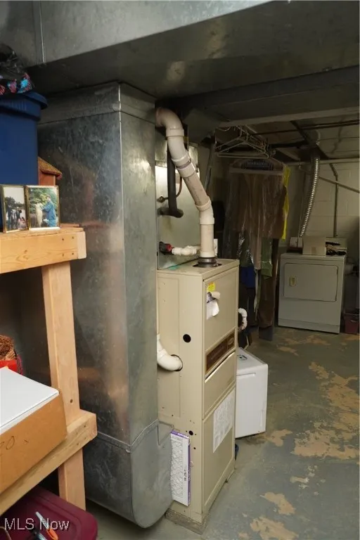 Utility room with washer / dryer and heating unit