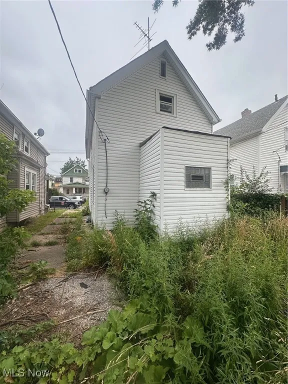 View of side of home