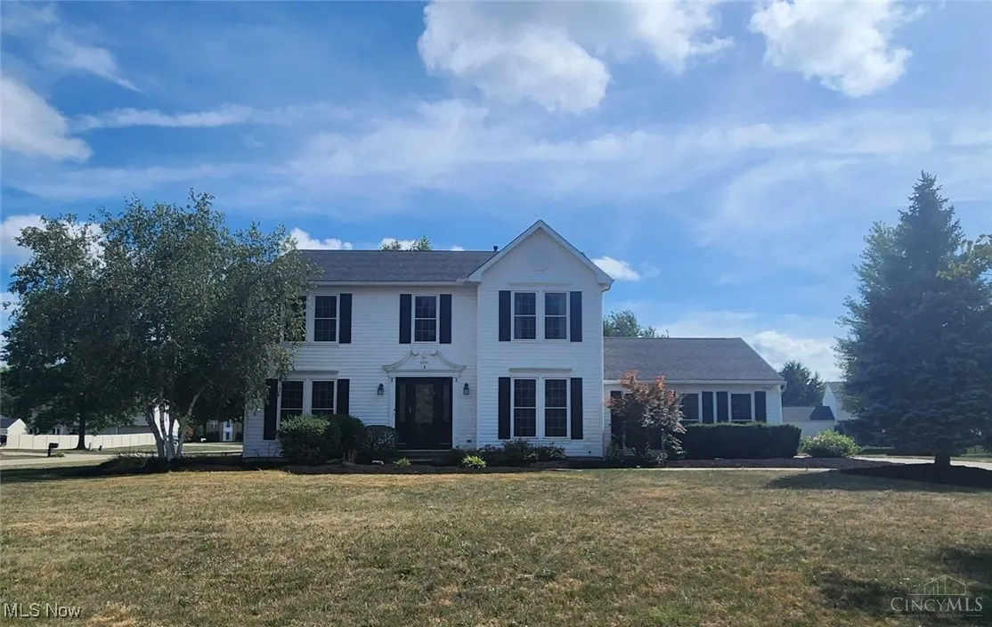 View of front of property featuring a front yard