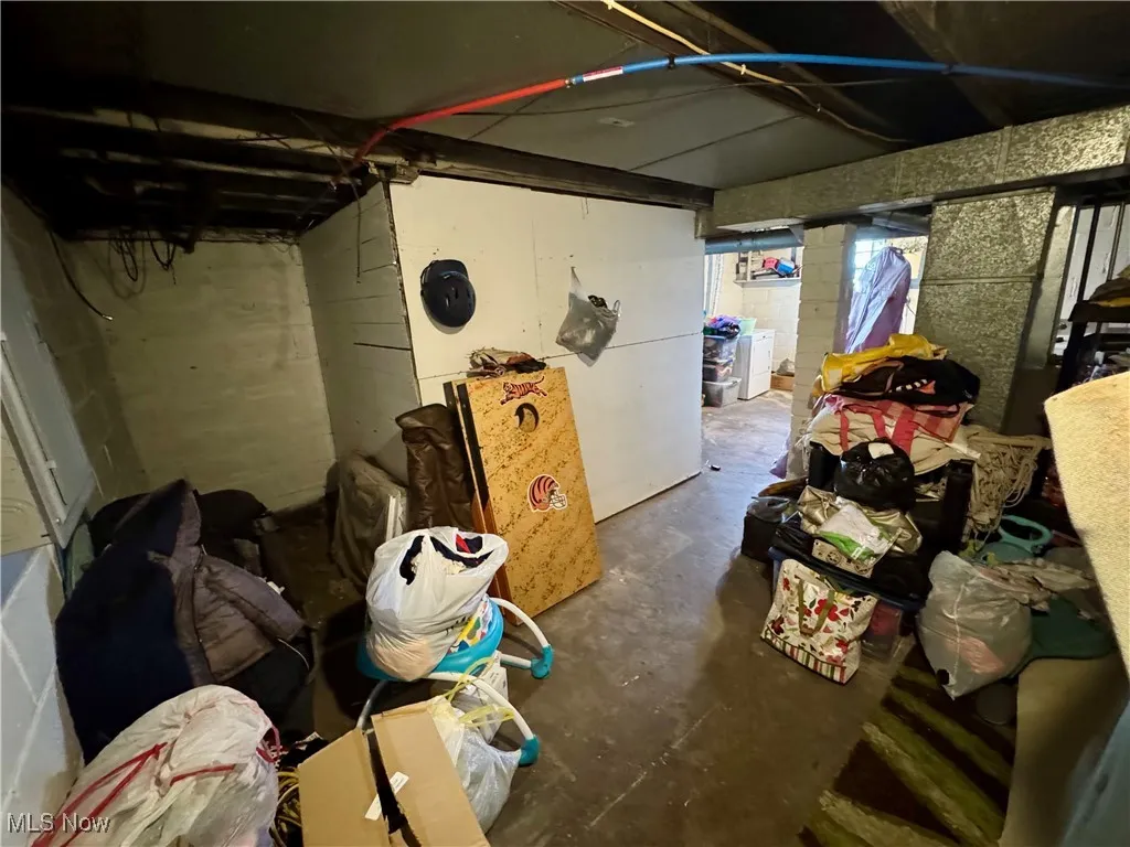 Unfinished basement featuring washer / dryer