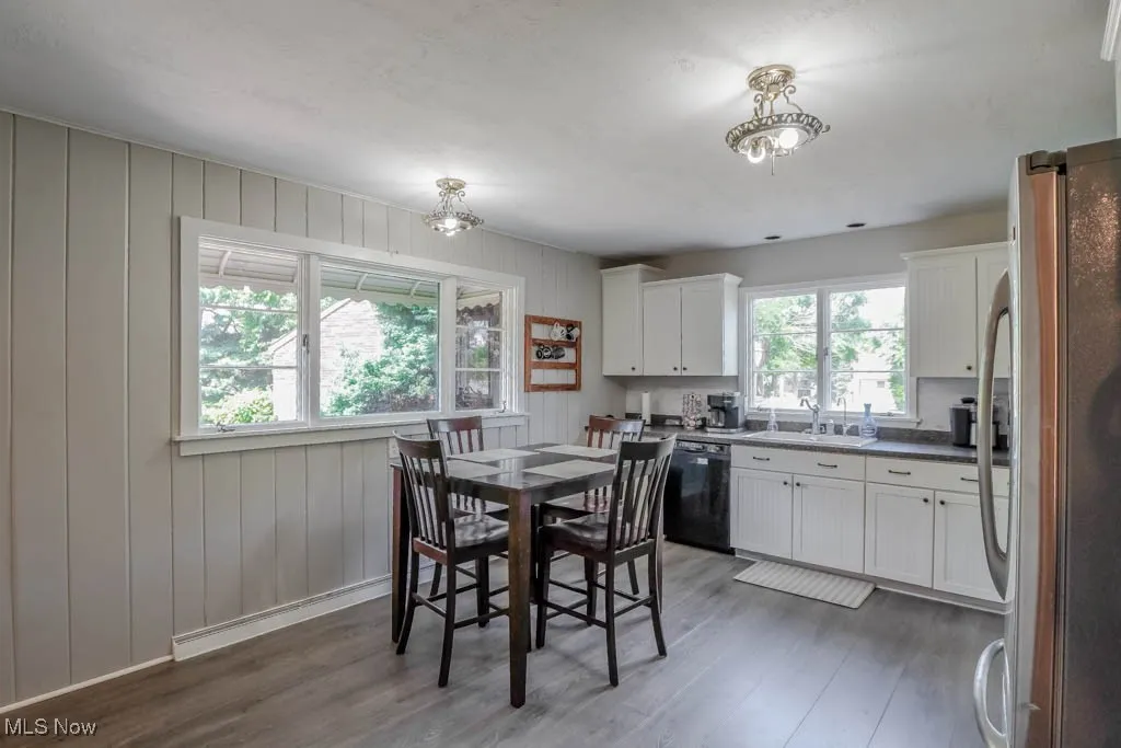 Eat-in Kitchen