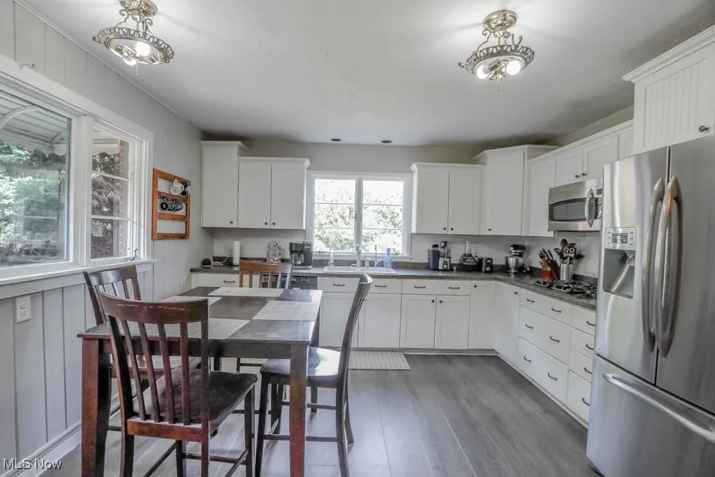 Eat-in Kitchen