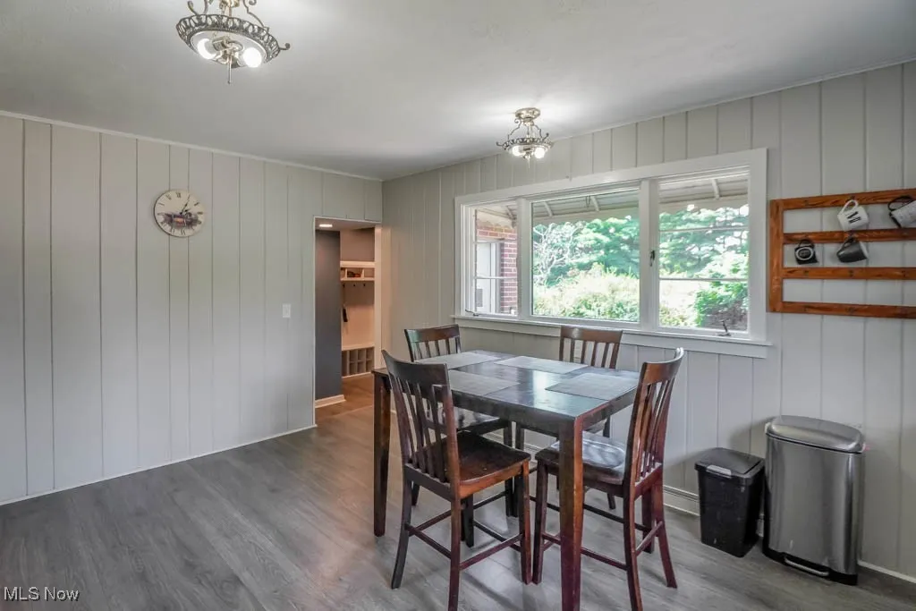 Eat-in Kitchen