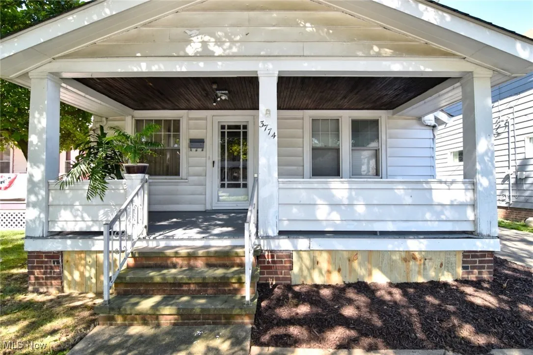 Entrance to property with a porch and crawl space