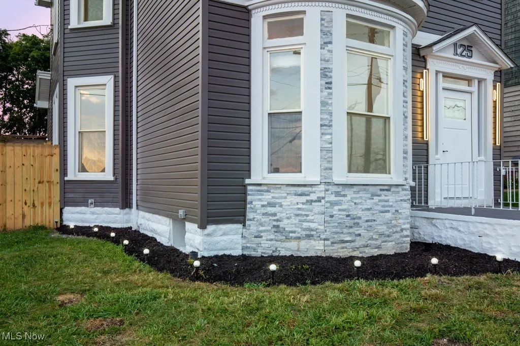 Very flattering stone accent.