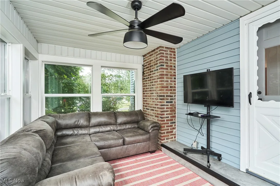 Sunroom / solarium with ceiling fan