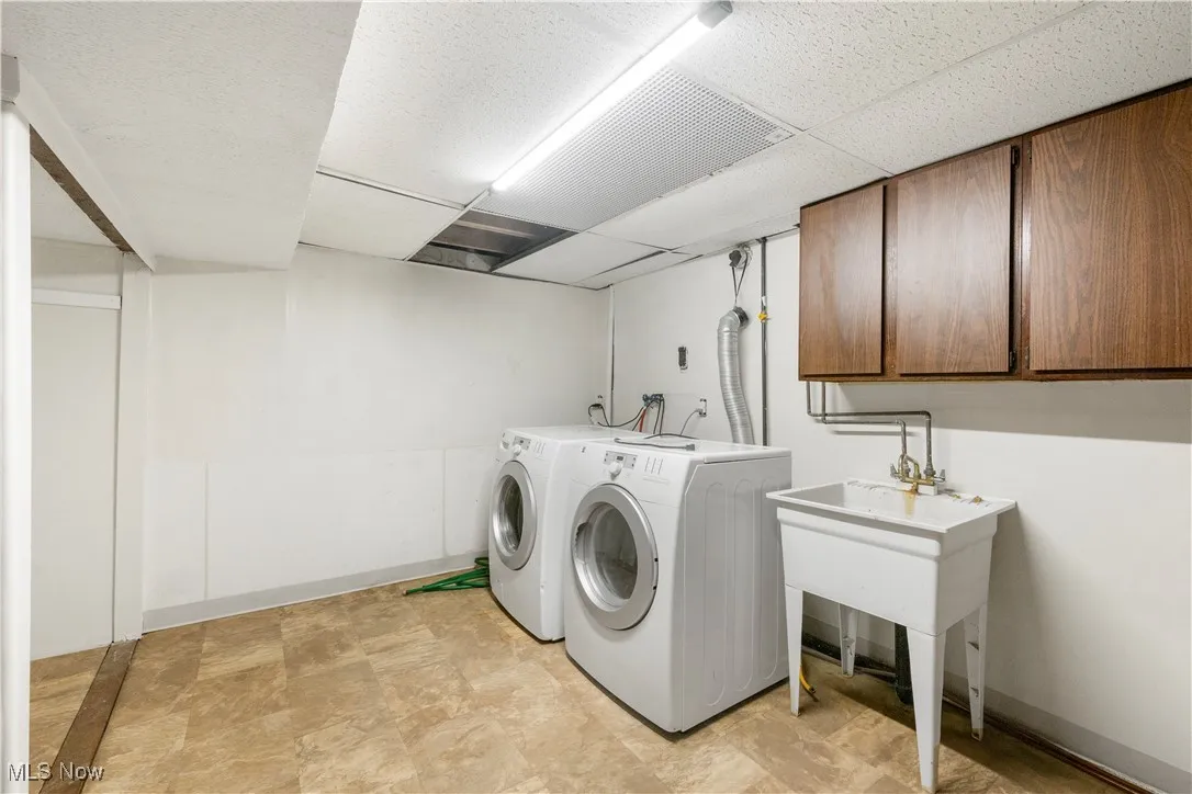 Laundry area with baseboards and washer and clothes dryer
