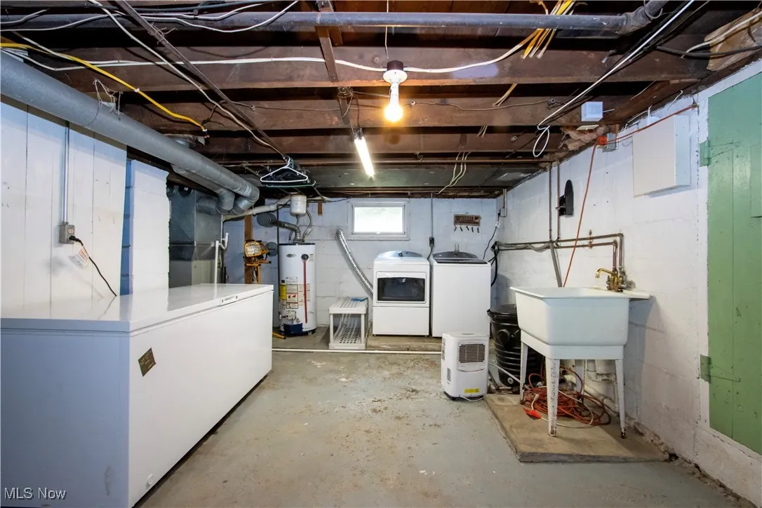 Basement with water heater and washing machine and clothes dryer