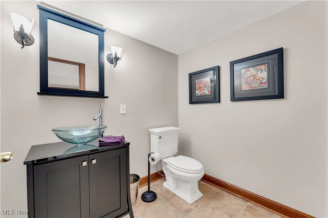 Lower level 1/2 bath