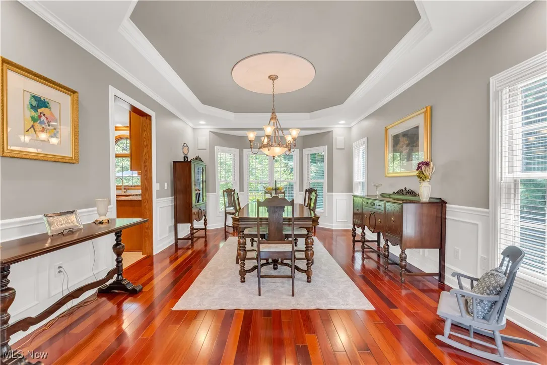 Tray ceiling, crown molding, & wainscotting