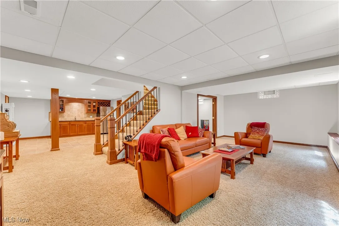 Lower level family room w/carpet