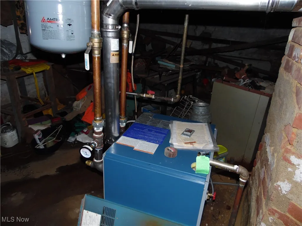Utility room with a heating unit