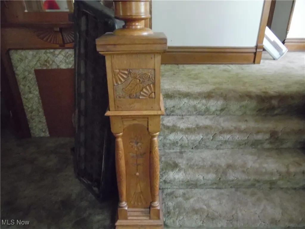 Detailed view of carpet floors