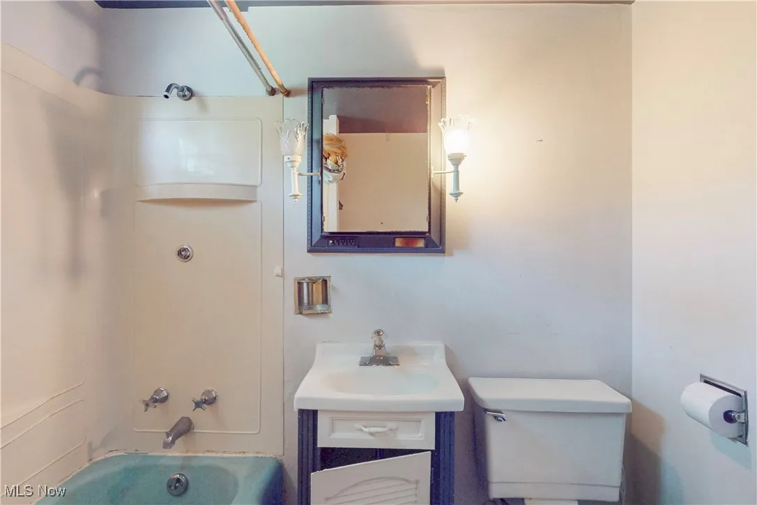 Bathroom with bathing tub / shower combination and vanity