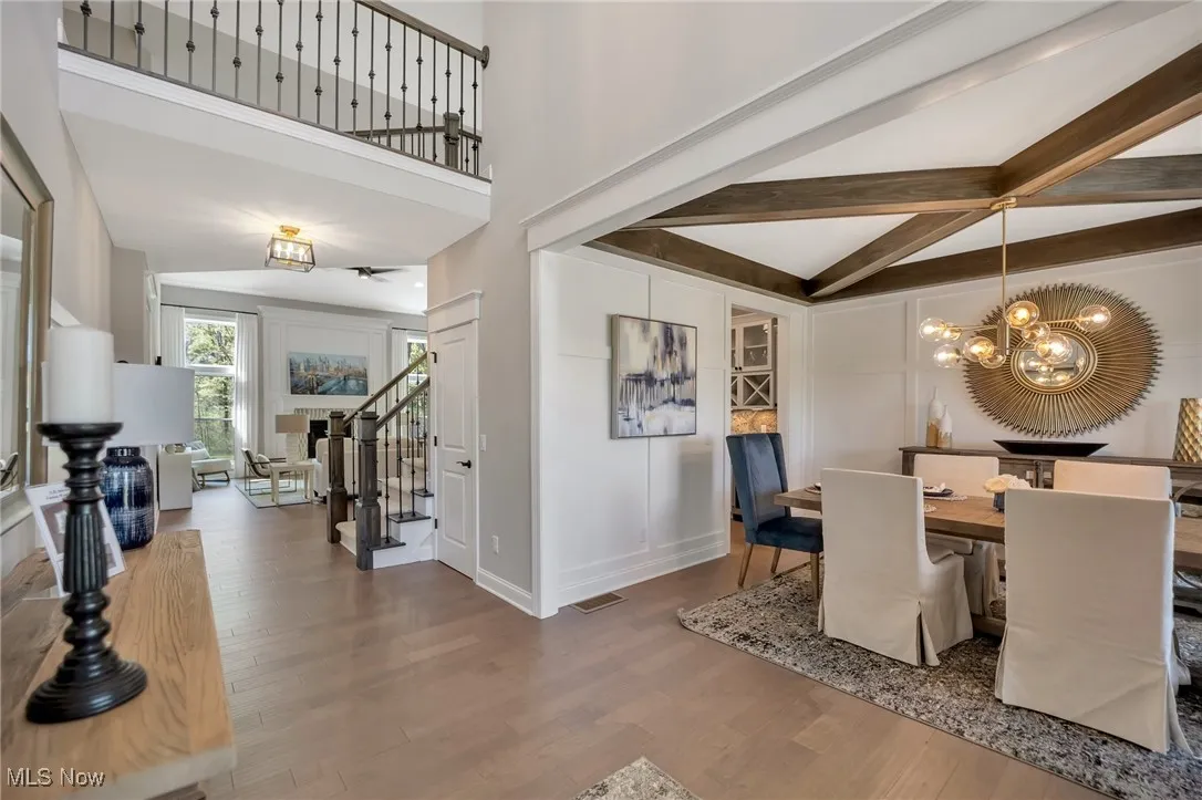 2 story foyer off Dining Rm