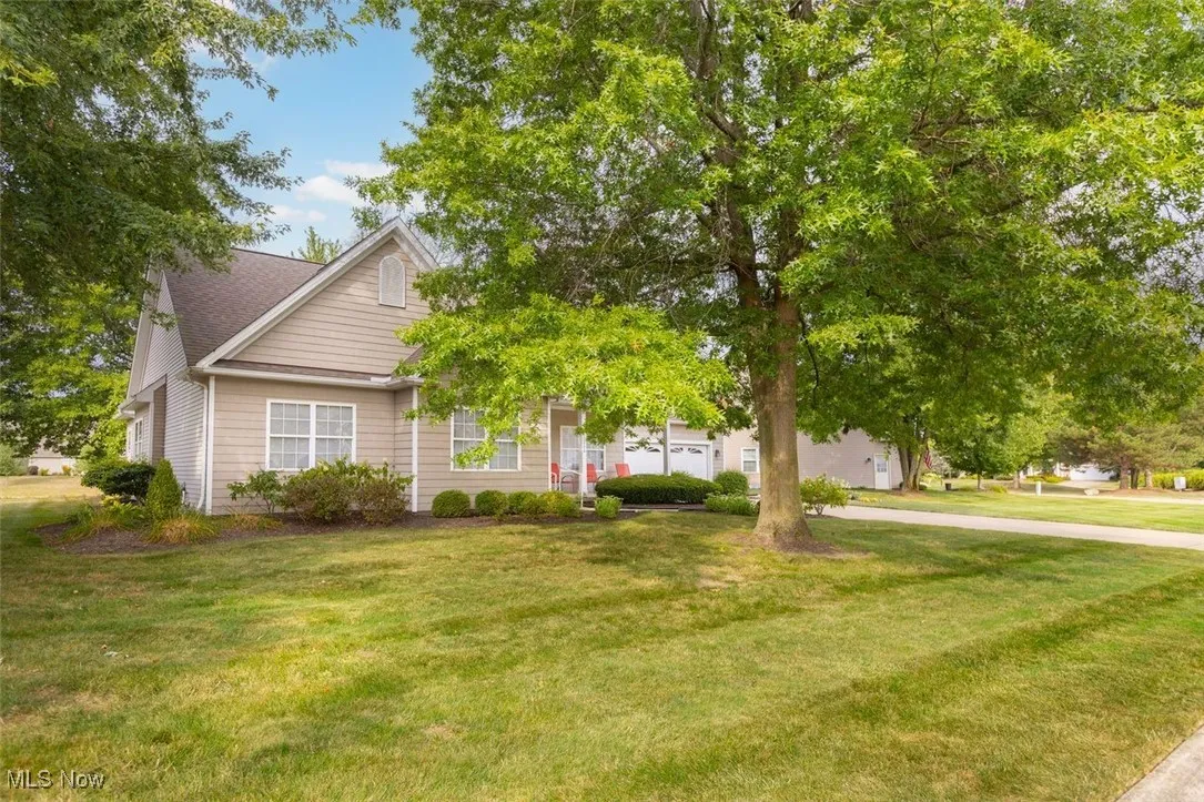 Cluster-ranch style home with a front yard