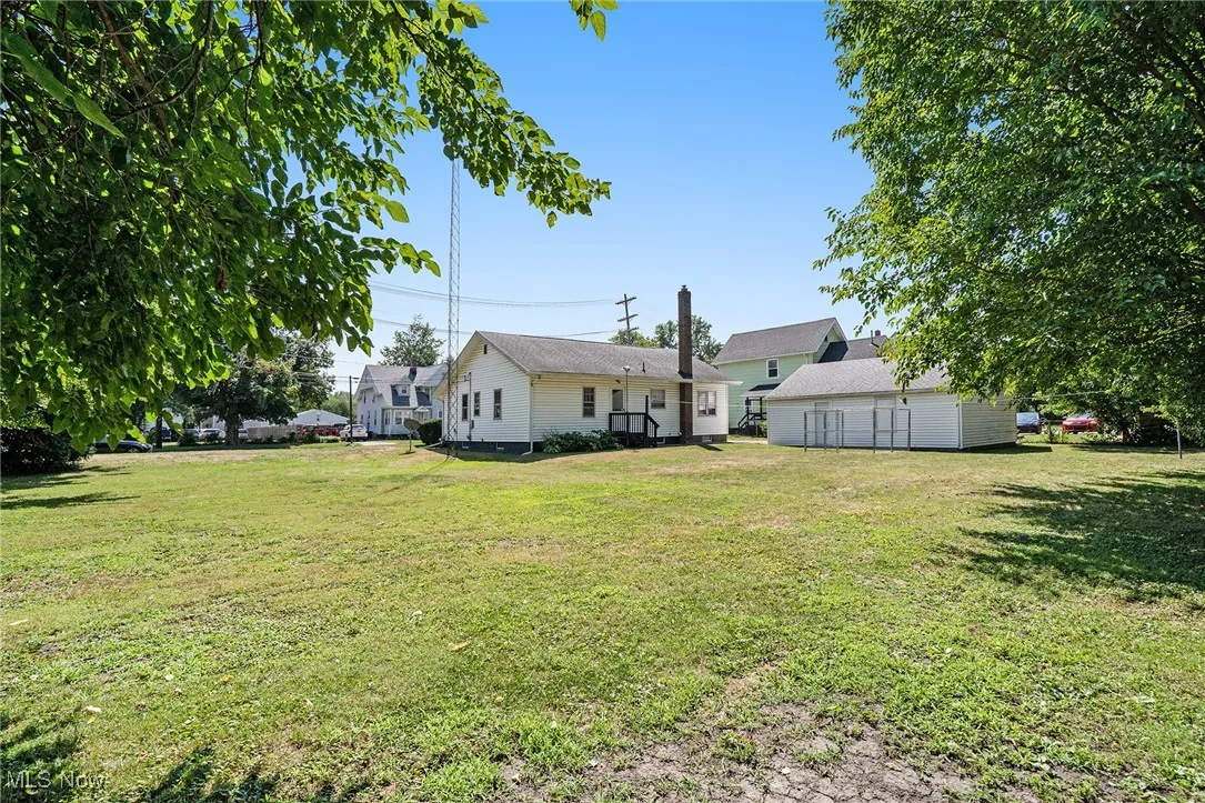 View of grassy yard