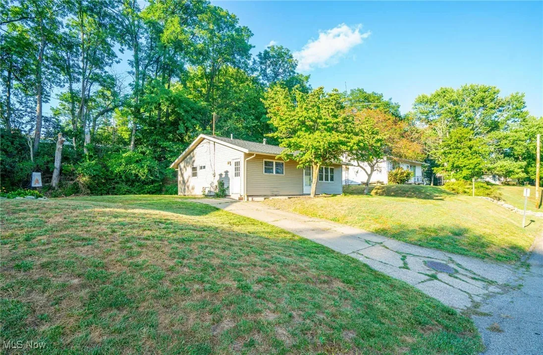 View of front of property featuring a front yard