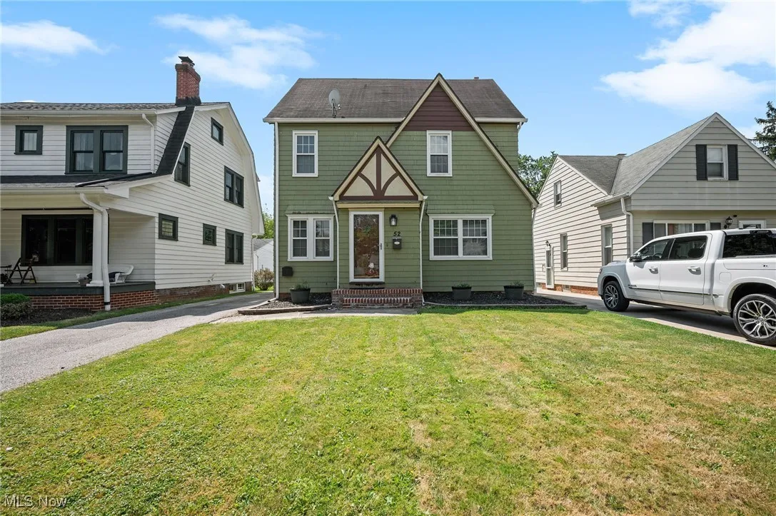 View of front facade featuring a front yard