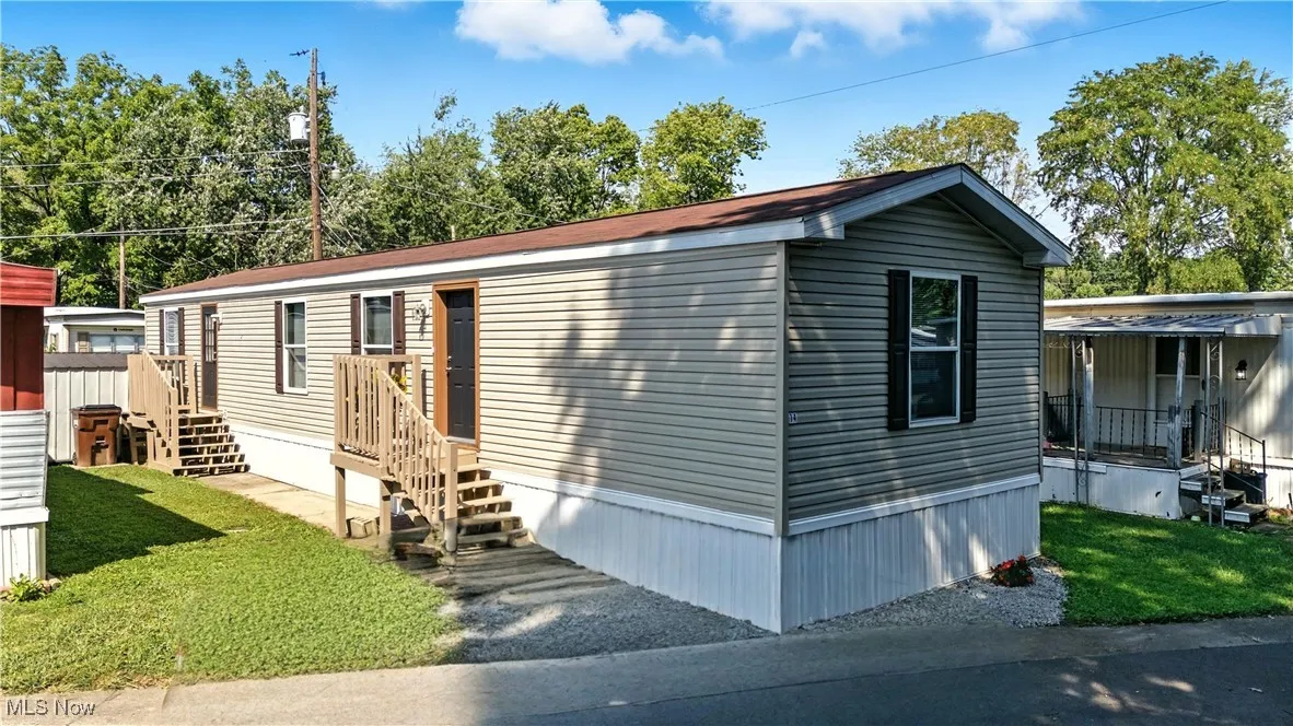 Manufactured / mobile home featuring a front lawn