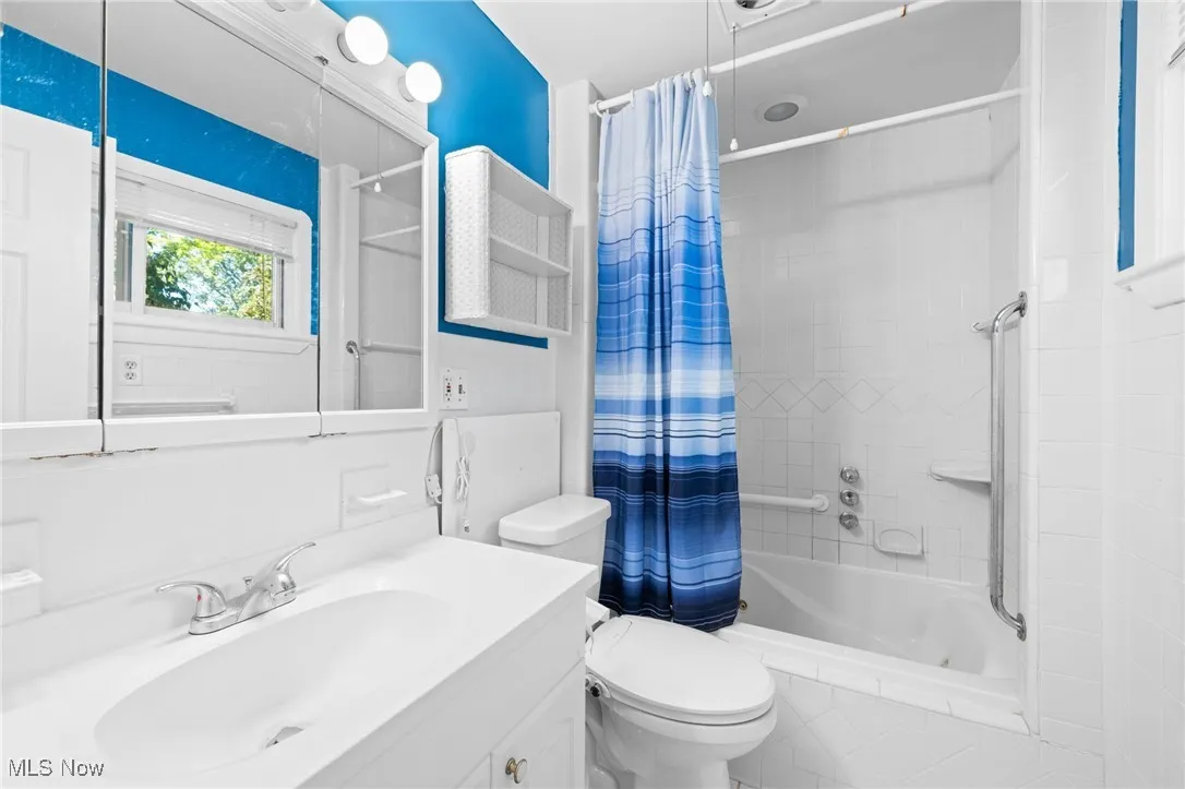 Bathroom featuring tiled shower / bath and vanity