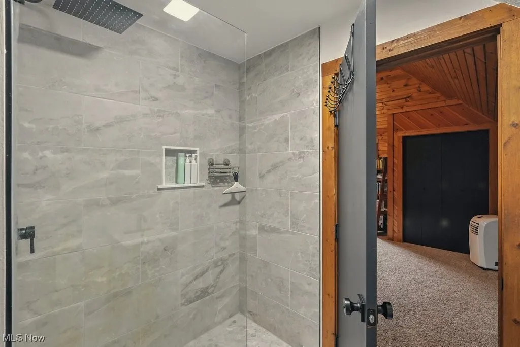 Bathroom featuring tiled shower
