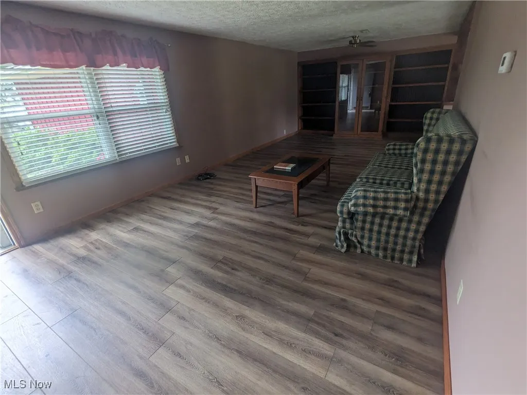 Large sitting area can accomodate many guests!