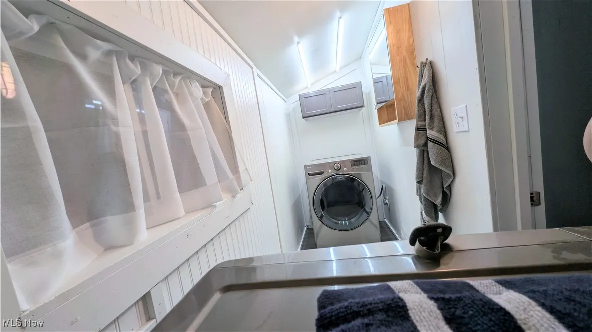 Laundry area with washer / clothes dryer and cabinet space