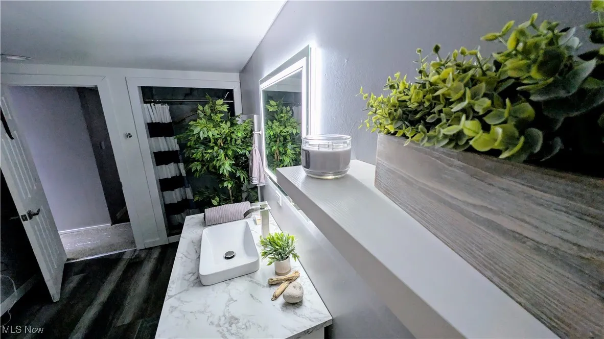 2nd floor bath highlight