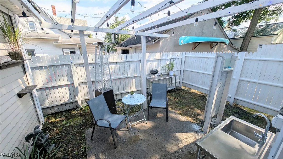  Outdoor Patio, Kitchen, Shower