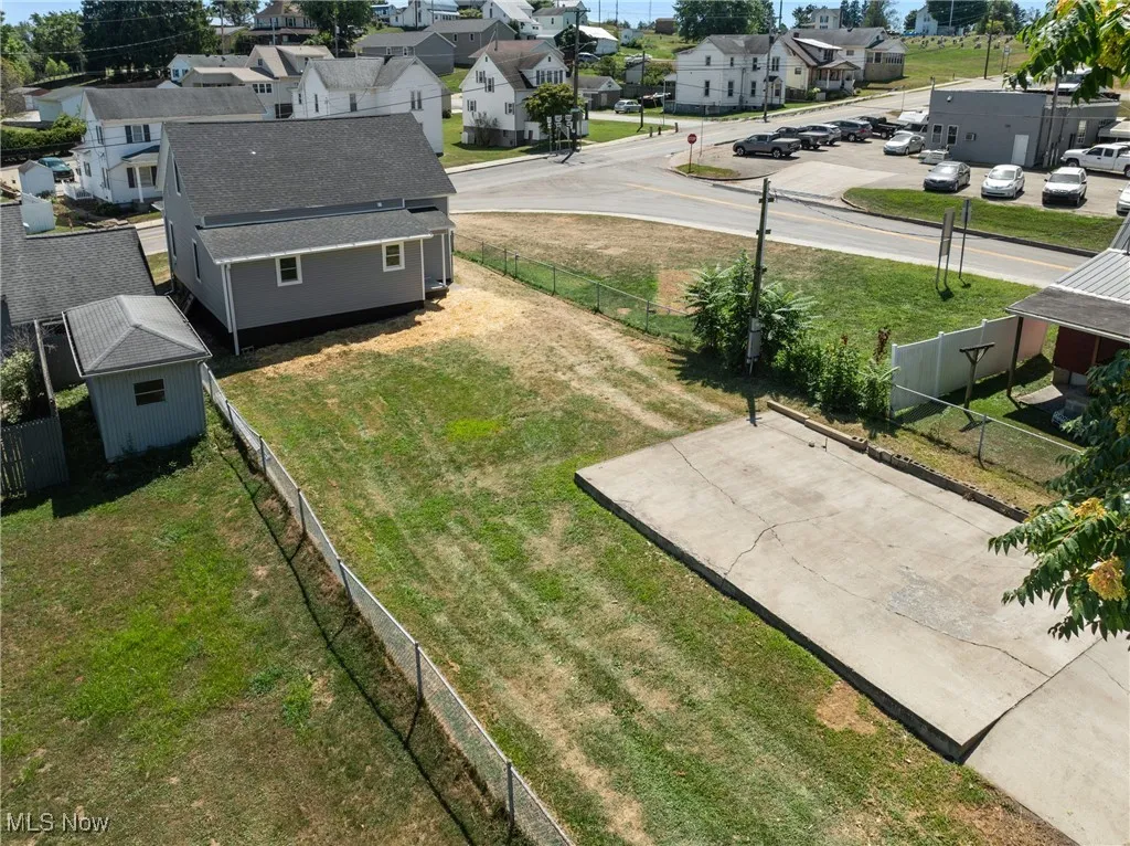 View of yard featuring a residential view and an outdoor structure