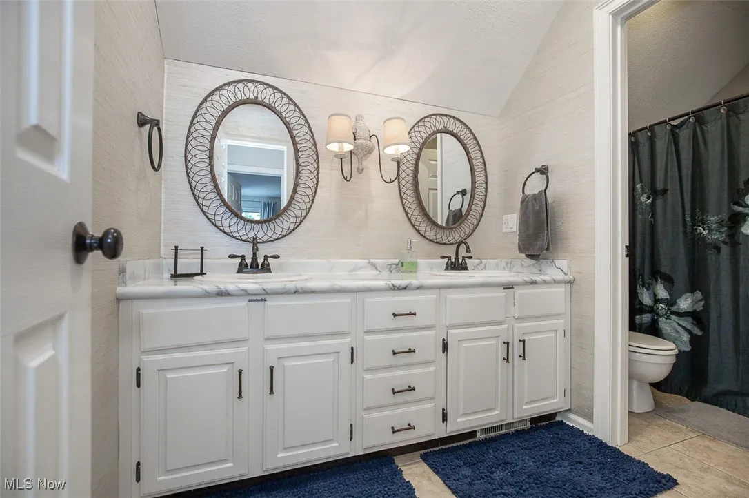 Upstairs full guest bath