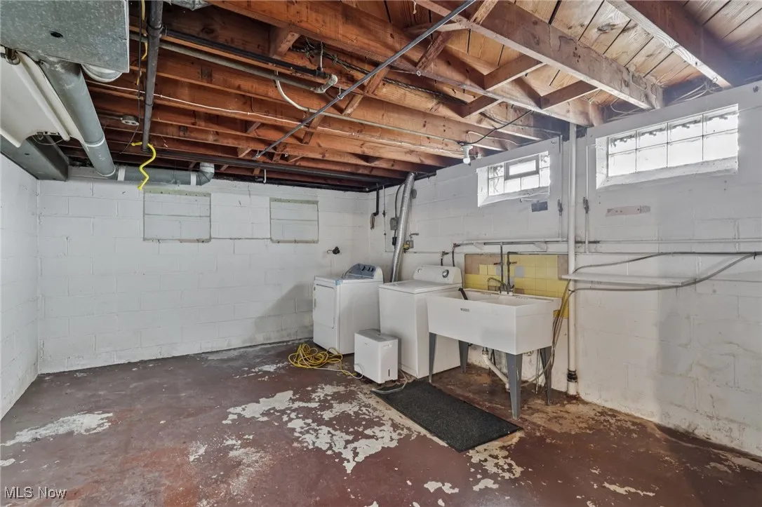 Below grade area featuring washing machine and clothes dryer